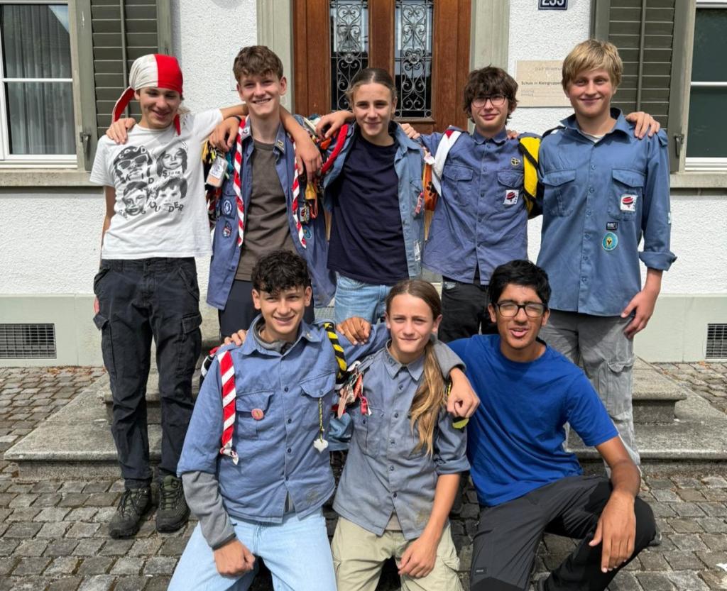 Die Jungleiter der Stufe Nexus vor dem Schulhaus Dorf Seen